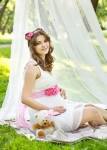 Photo session of a pregnant woman in nature