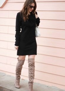 Treads to a short sheath dress