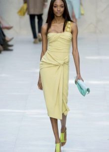Medium viscose dress in pale yellow color