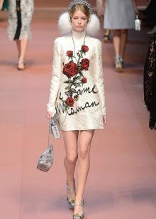 Beige dress with roses at the fashion show Dolce & Gabbana