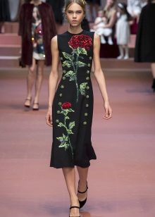 Black dress with roses at the fashion show Dolce & Gabbana