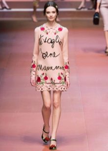 Pink dress with roses at the fashion show Dolce & Gabbana