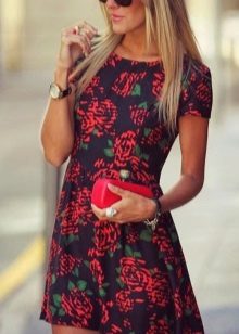 Accessories and jewelry for a dress with roses