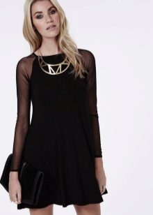 Jewelery for a dress with a raglan sleeve