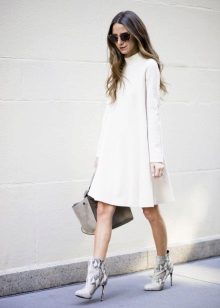 A warm dress trapeze