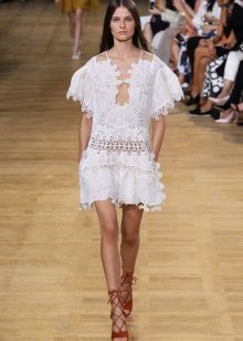 White dress-tunic with a first-rate on a fashion show