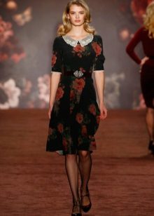 The dress in the style of style is not magnificent with a white collar