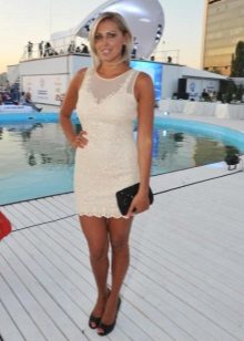 Short sleeveless dress for an inverted triangle type figure