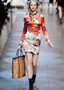 Jewelery for a bright dress with long sleeves