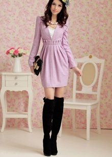 Lilac dress with a high waist in combination with boots