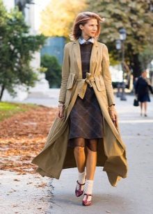  Long beige cardigan with a checkered dress