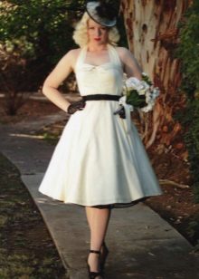 Dress in the style of the 50s and accessories for him - a hat, gloves, belt