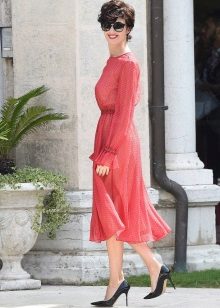 Black shoes for a monophonic dress in the style of new bow