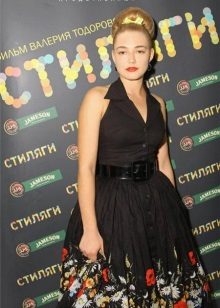 Dress in the style of new bow and hairstyle to him