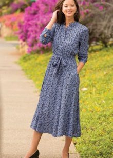 Mid-length casual dress with a three-quarter sleeve