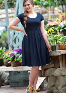 Casual black dress for a full fit