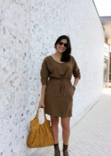 Casual brown dress with a free cut at the waist