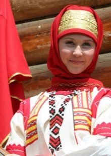  Russian dress and accessories to it