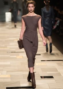 Tight-fitting knit dress