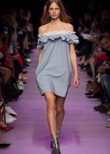 Dress for every day with lowered sleeves