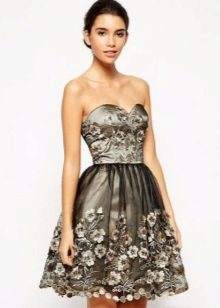 Bandeau dress for women with the figure of an inverted triangle