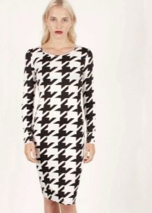 Dress of medium length with large print crows feet