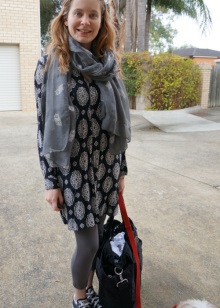 Dress bag in combination with sneakers, leggings and a scarf