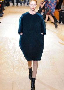 Dress bag with boots on a low kabuk