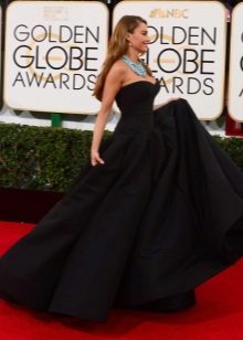 Long black bustier dress with a skirt in the sun