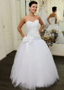 Low waist wedding dress with mesh skirt
