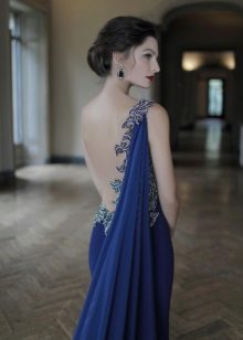Dress with open back in the Greek style