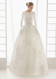 Wedding dress closed with lace skirt