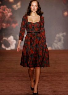 Slim fit dress with sleeves