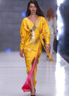 Dress with a bat sleeve to the floor