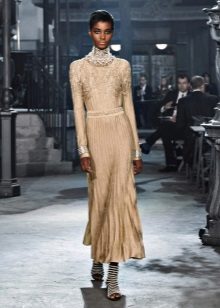 Jewelery in a beige dress to the floor