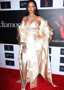 Jewelery for an evening beige dress