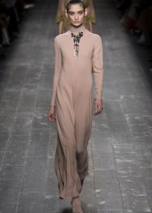 Jewelery for closed beige dress