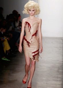 Red shoes to beige dress