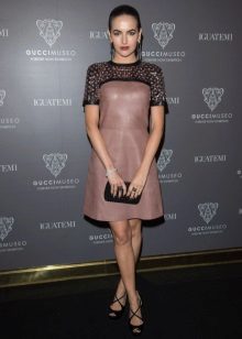 Choice of jewelry to the leather dress