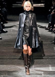 Raincoat and boots to the leather dress