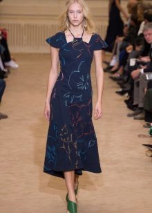 Green shoes to a dark blue dress