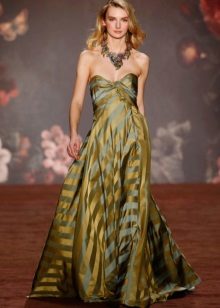 Jewelery massive to green dress