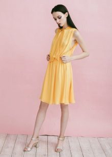 Beige shoes to yellow dress