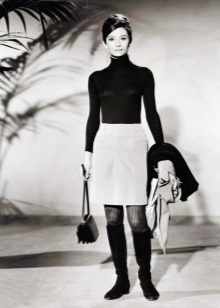 Audrey Hepburn in pencil skirt