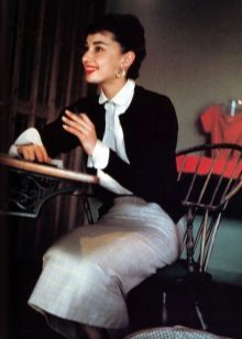 Audrey Hepburn in pencil skirt