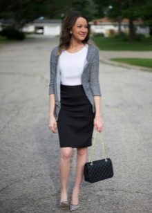Black pencil skirt in combination with pumps