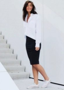 Black pencil skirt in combination with a white shirt for graduation