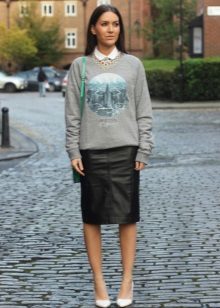Sweatshirt with a pattern to the black pencil skirt