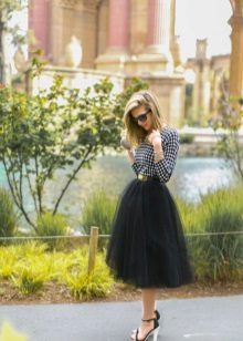 Medium length multi-layered skirt