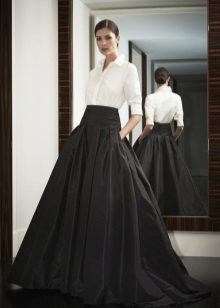 Black skirt to the floor